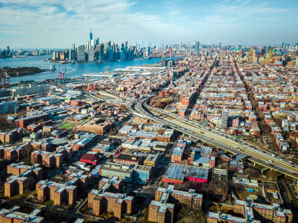 vue de manhattan de brooklyn - manhattan aerial view brooklyn new york city photos et images de collection