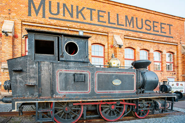 svart lokomotiv framför entrén till munktellmuseet i eskilstuna. - eskilstuna bildbanksfoton och bilder