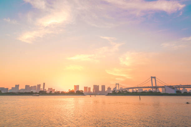 puesta de sol en la bahía de tokio - bahía de tokio fotografías e imágenes de stock