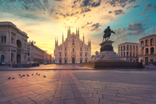 duomo de cathédrale de milan au lever du soleil - dome milan italy architectural feature italy photos et images de collection