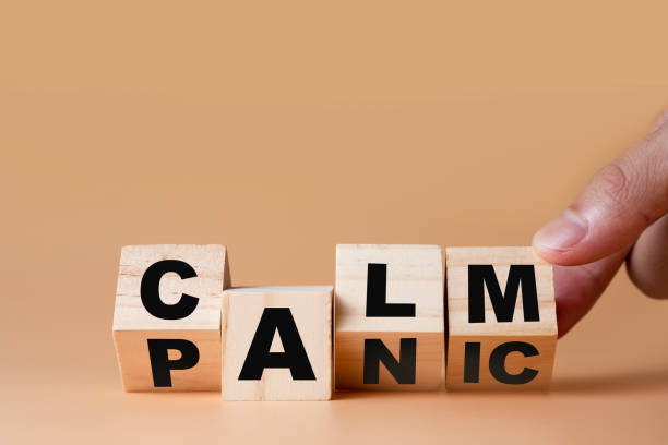 "panik " için "calm" ifadesini değiştirmek için el çevirme ahşap küpler.  zihniyet insan gelişimi için önemlidir. - kriz fotoğraflar stok fotoğraflar ve resimler