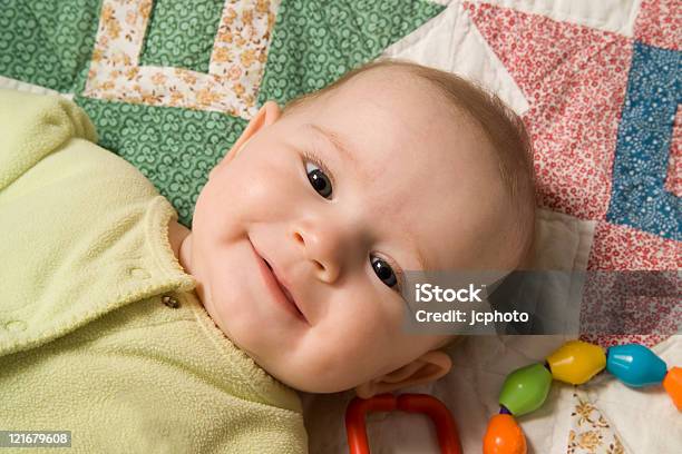 Foto de Sorrindo Bebê e mais fotos de stock de 6-11 meses - 6-11 meses, Bebê, Cobertor