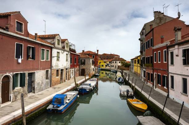 calle tranquila en murano, italia - chimney lagoon island canal fotografías e imágenes de stock