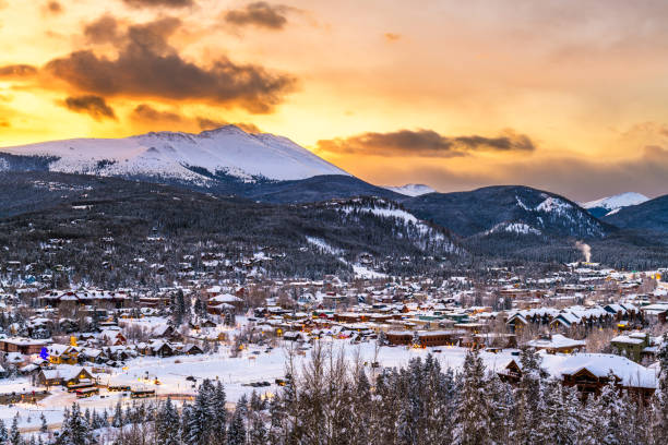 breckenridge, colorado, horizon de ville des etats-unis - tenmile range photos et images de collection