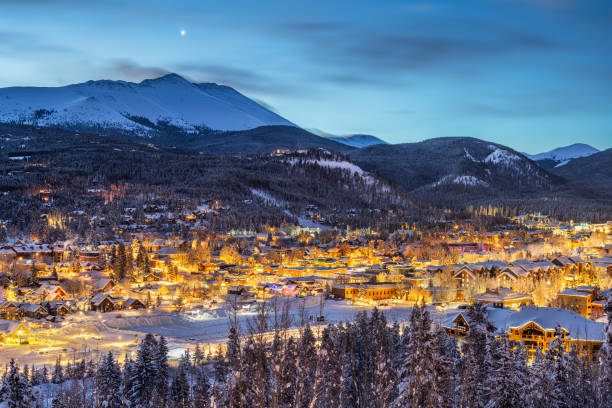 breckenridge, colorado, horizon de ville des etats-unis - tenmile range photos et images de collection