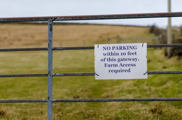 Photo of Sign asking visitors not to park within 10 feet of the gate as farm access is required