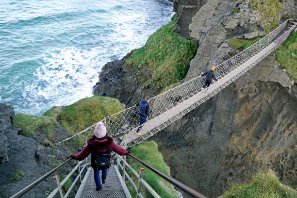 puente de cuerda de carrick-a-rede, irlanda del norte - carrick a rede fotografías e imágenes de stock