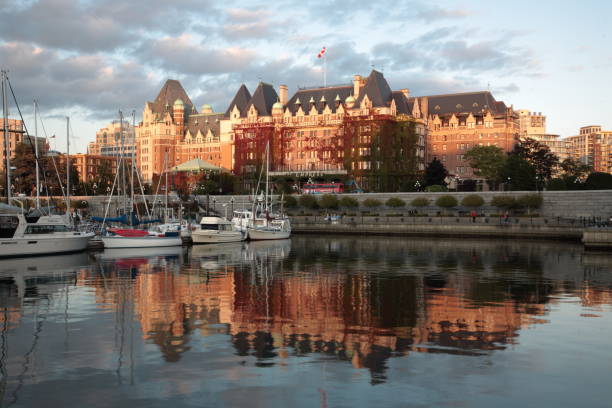 вид на гавань виктория на закате, канада - empress hotel стоковые фото и изображения