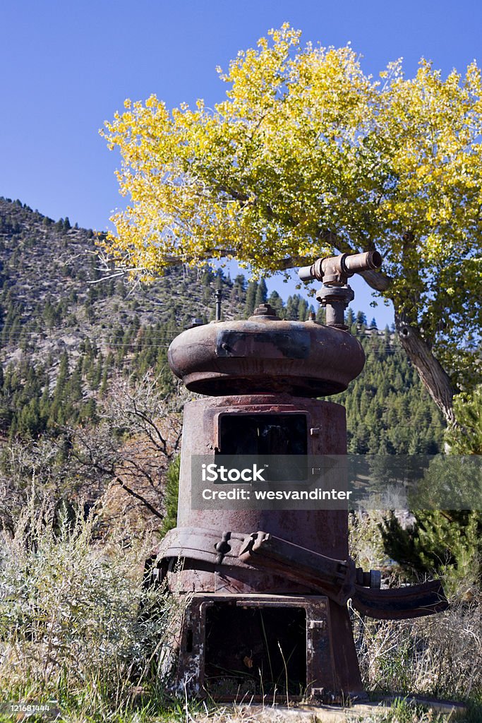 Arrugginito vecchia Stufa - Foto stock royalty-free di Albero