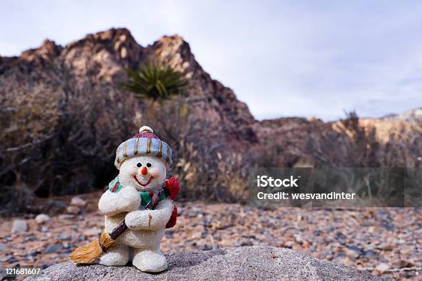 Boneco De Neve Noiva Plantas E Deserto De Arenito Hills - Fotografias de stock e mais imagens de Boneco de neve