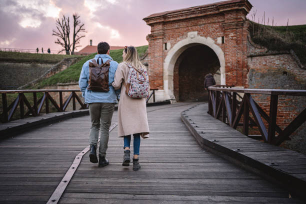 романтическая пара, наслаждающаяся осенней прогулкой в старой крепости - couple autumn embracing bridge стоковые фото и изображения