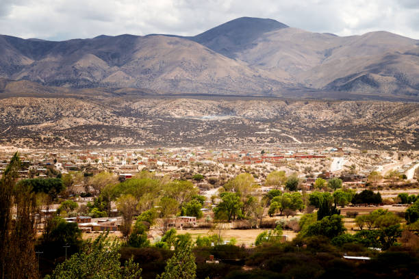 丘から見たフマワカの町(アルゼンチン、ジュフイ) - town village hill panoramic ストックフォトと画像