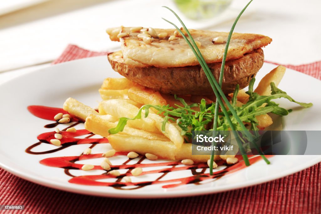 Пан жареная рыба филе и картофель фри - Стоковые фото Бальзамический уксус роялти-фри