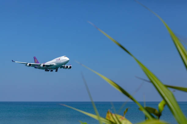 thai airways ląduje na międzynarodowym lotnisku w phuket - thai airways zdjęcia i obrazy z banku zdjęć