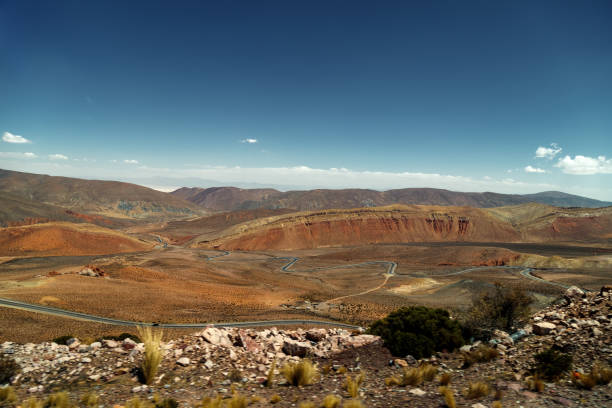 strada tortuosa vista dall'alto in una valle vicino a purmamarca, jujuy, argentina - 13590 foto e immagini stock