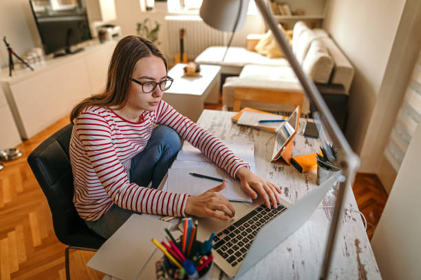 nauka na odległość online edukacja - education teenagers only studying university zdjęcia i obrazy z banku zdjęć