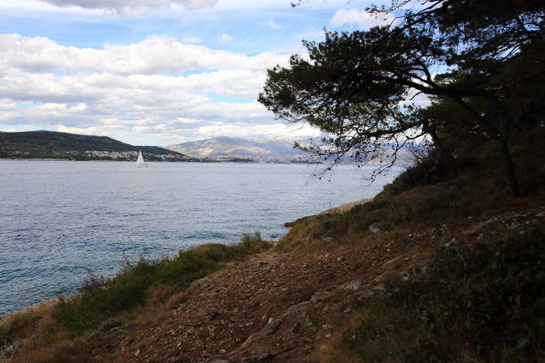 krajobrazy nad morzem w chorwacji - sea light water surface water form zdjęcia i obrazy z banku zdjęć