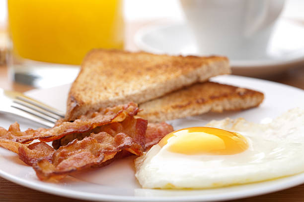 ovos e bacon com torrada - breakfast eggs plate bacon - fotografias e filmes do acervo