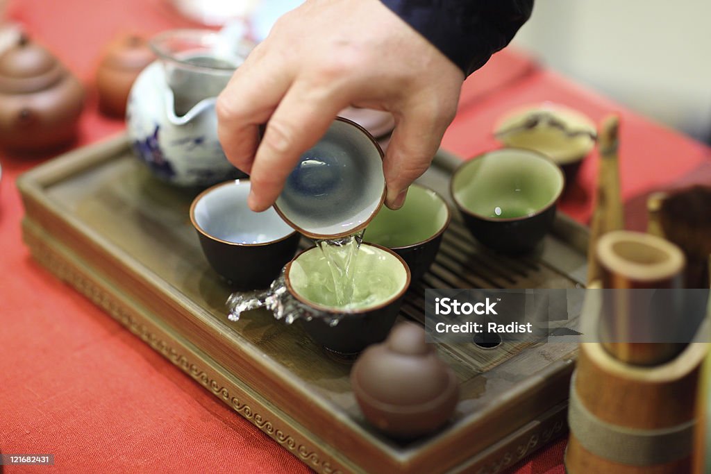 Uomo riprese su Cerimonia del tè - Foto stock royalty-free di Bambù - Materiale