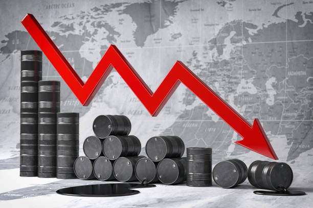 crisis en petróleo y petróleo. barriles de petróleo y gráfico de caída sobre el fondo del mapa del mundo. el precio del petróleo o el concepto de disminución de la producción. ilustración 3d - gas prices energy crisis environment finance fotografías e imágenes de stock