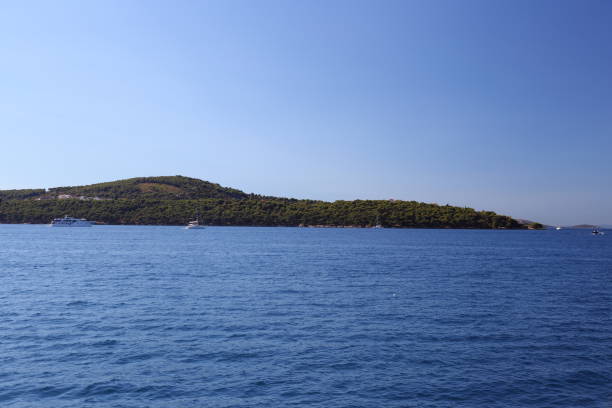 krajobrazy nad morzem w chorwacji - sea light water surface water form zdjęcia i obrazy z banku zdjęć