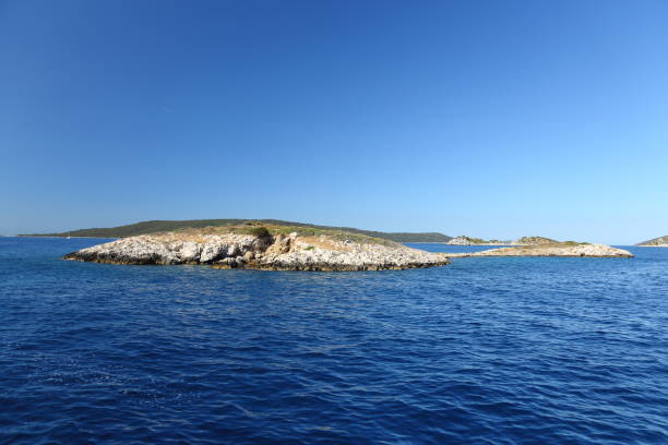 krajobrazy nad morzem w chorwacji - sea light water surface water form zdjęcia i obrazy z banku zdjęć