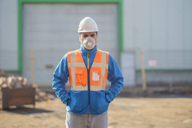 ingénieur utilisant le masque à gaz à l’extérieur de l’usine - safety protective workwear healthcare and medicine healthy lifestyle photos et images de collection