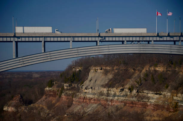 camion che importano/esportano merci da e verso gli stati uniti e il canada. - arch bridge immagine foto e immagini stock