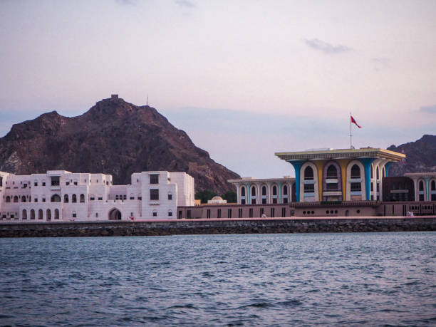 Sunset on Muscat Corniche and Al Alam Palace, Oman In November 2019, tourists could enjoy a Sunset on Muscat Corniche and Al Alam Palace, Oman sunset-in-muscat-oman stock pictures, royalty-free photos & images