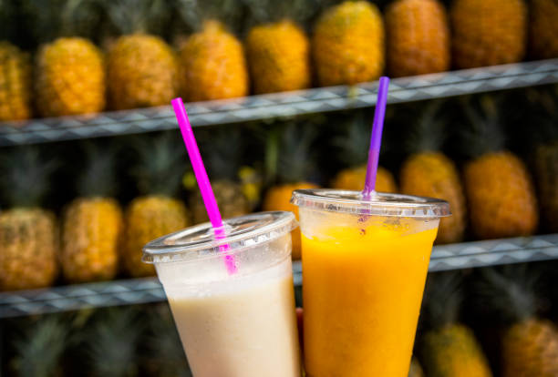 due frullati di frutta tropicale. deliziosa bevanda rinfrescante - cocktail pina colada pineapple juice foto e immagini stock