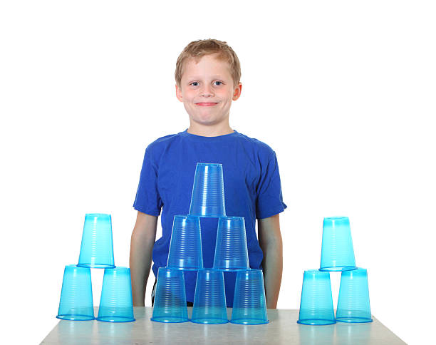 junge mit körbchen - cup child geometric shape stacking stock-fotos und bilder