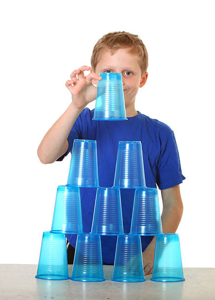 junge stapeln körbchen - cup child geometric shape stacking stock-fotos und bilder