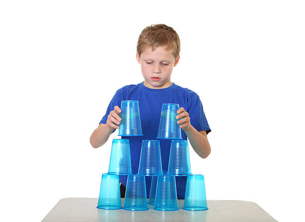 junge mit körbchen - cup child geometric shape stacking stock-fotos und bilder