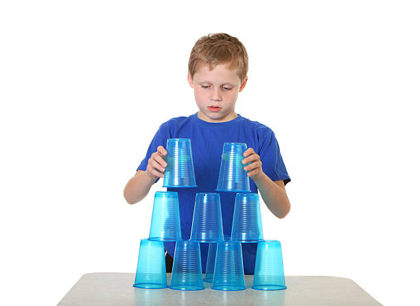 rapaz com pontas - cup child geometric shape stacking imagens e fotografias de stock