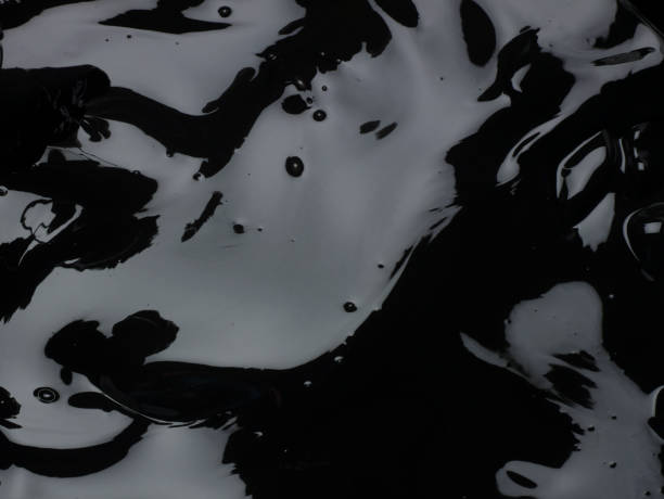 sfondo olio nero. - oil slick foto e immagini stock