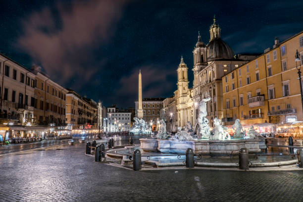 пьяцца навона ночью. рим. италия - piazza navona стоковые фото и изображения