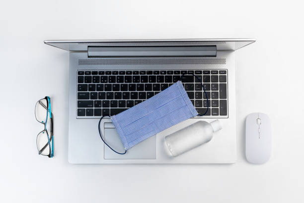 desinfección de gadgets de oficina. el trabajo en casa estaba. computadora, máscara, desinfectante. protección antivirus, bloqueo - hand sanitizer liquid soap hygiene healthy lifestyle fotografías e imágenes de stock