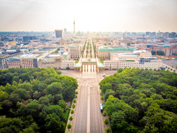 вид с воздуха на бранденбургские ворота в берлине - berlin germany brandenburg gate germany monument стоковые фото и изображения