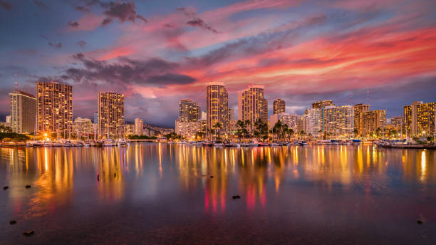 гонолулу cityscape refelctions в ночное время ала вай вайкики оаху гавайи - built structure building exterior architecture waikiki стоковые фото и изображения