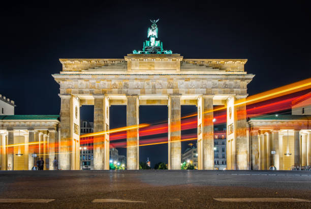 puerta de brandenburgo en el crepúsculo en verano, berlín - brandenburg gate berlin germany germany night fotografías e imágenes de stock