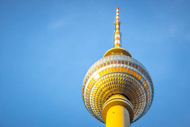 berliner fernsehturm in summer evening, berlin - berlin alexanderplatz stock-fotos und bilder