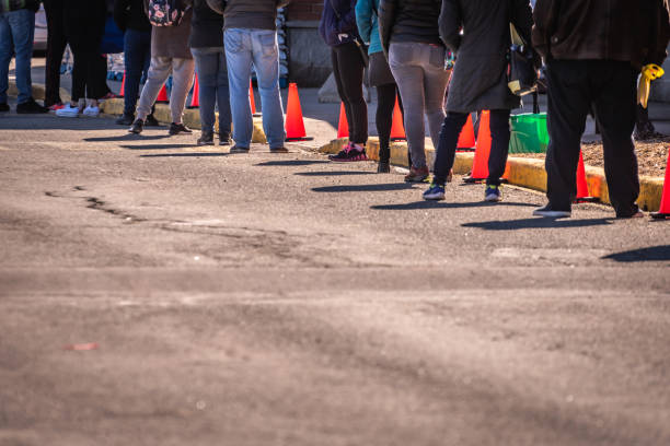 gente che aspetta in fila al negozio di alimentari. - fotogs foto e immagini stock