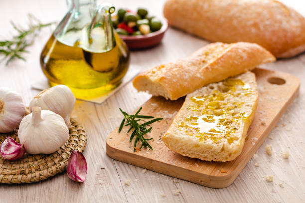 pane rustico e olio d'oliva pronti a fare toast - polish bread foto e immagini stock