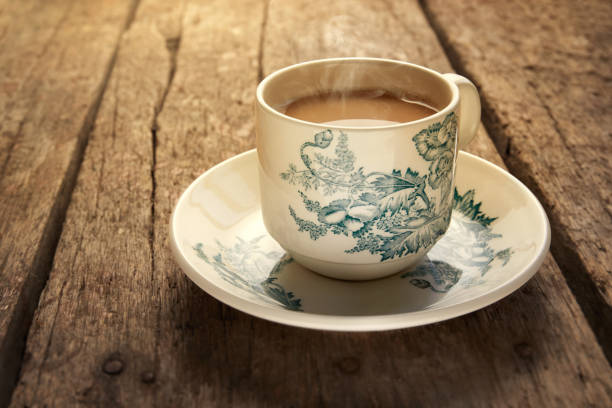 café oscuro tradicional chino oriental estilo kopitiam en taza vintage. - isla de hainan fotografías e imágenes de stock