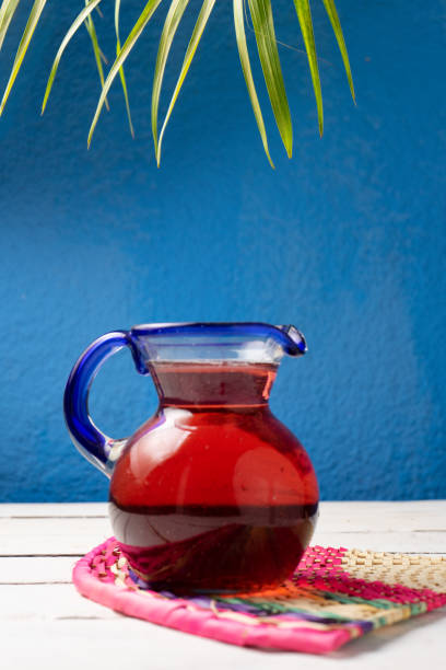 té de hibiscus también llamado agua de jamaica sobre mesa blanca - agua de jamaica fotografías e imágenes de stock