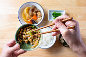 日本食、野菜のゆで、納豆、味噌汁、生卵