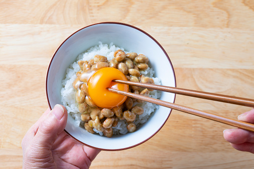 Stir the natto on the hot rice and then eat it. This is a traditional food of the Japanese people.