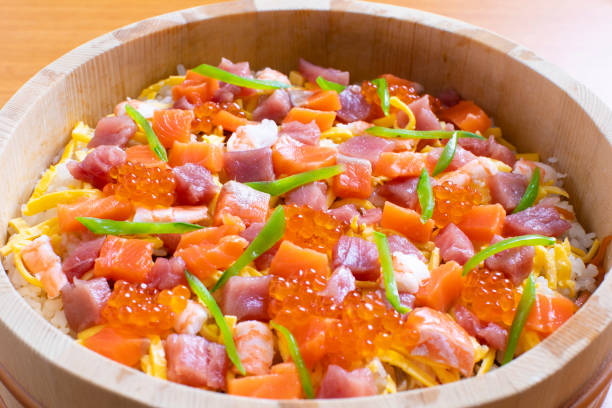 It is made for simple Japanese home cooking and celebration days. On March 3 of the Doll's Festival, many families make it. cocina casera japonesa. receta de sushi flyer. mezcla el arroz de sushi con shiitake hervido y las zanahorias en arroz en vinagre, corta el huevo frito en trozos pequeños y ponlo encima. además, surtido de atún crudo, salmón, camarones hervidos y huev