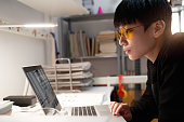 asiatische-kind-lernen-von-zu-hause-aus-auf-laptop-in-seinem-schlafzimmer.jpg?b=1&s=170x170&k=20&c=jEqzTNfmEbYLEColXuUQ5Tc9OHqlhtmMTsvsZNar0LU=