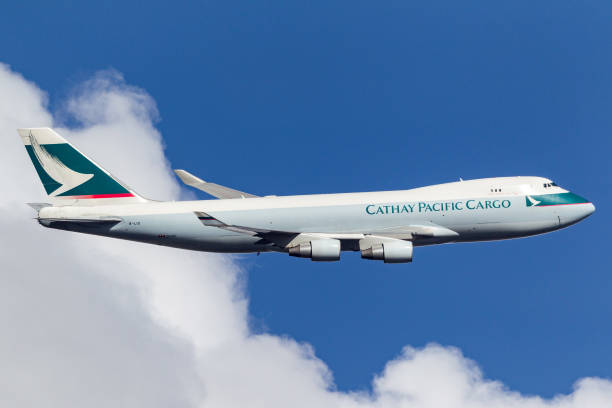 cathay pacific airways cargo boeing 747-467f/er-scd b-lid odlatujący z międzynarodowego lotniska w melbourne. - boeing boeing 747 airplane cargo container zdjęcia i obrazy z banku zdjęć